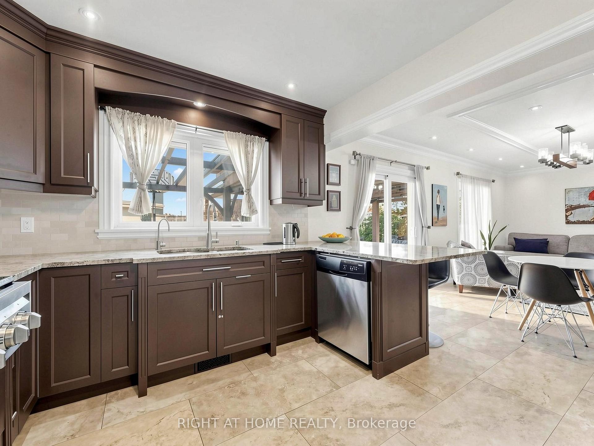 Photo 29 of 44 Robertson Close, Vaughan, Maple — HOMEH