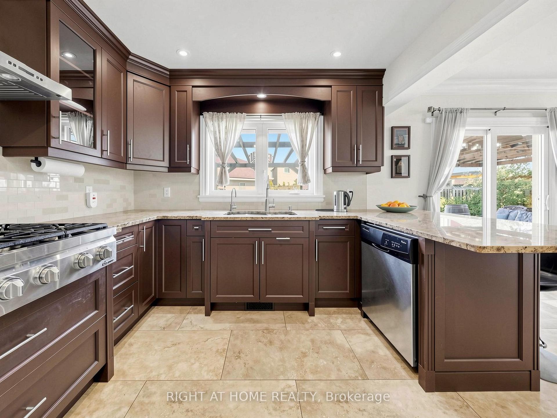 Photo 31 of 44 Robertson Close, Vaughan, Maple — HOMEH