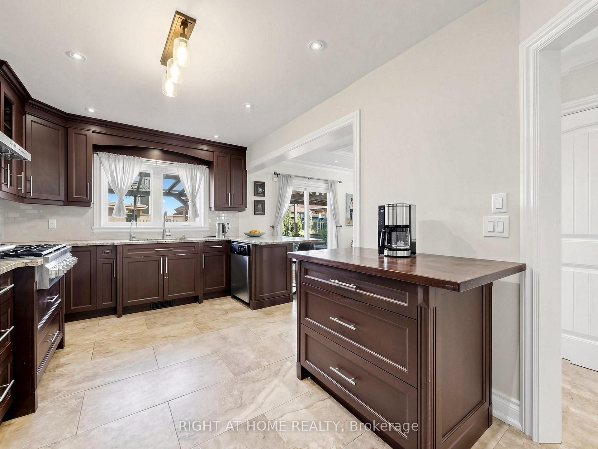 Photo 33 of 44 Robertson Close, Vaughan, Maple — HOMEH