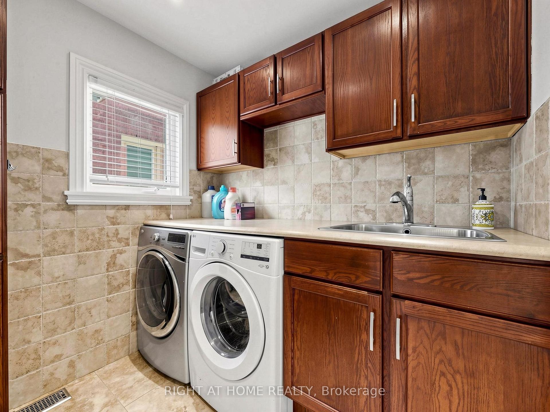 Photo 37 of 44 Robertson Close, Vaughan, Maple — HOMEH