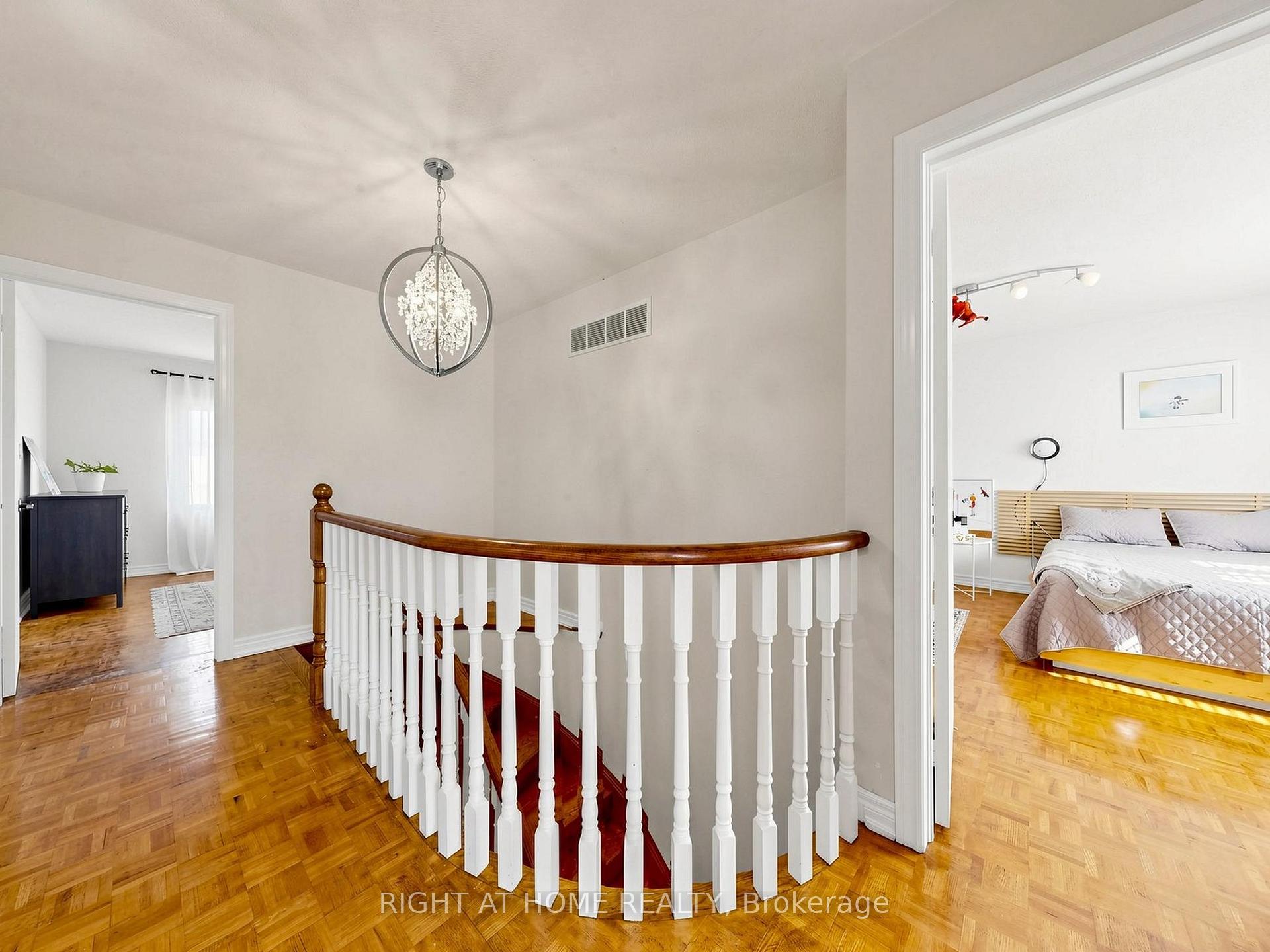 Photo 39 of 44 Robertson Close, Vaughan, Maple — HOMEH