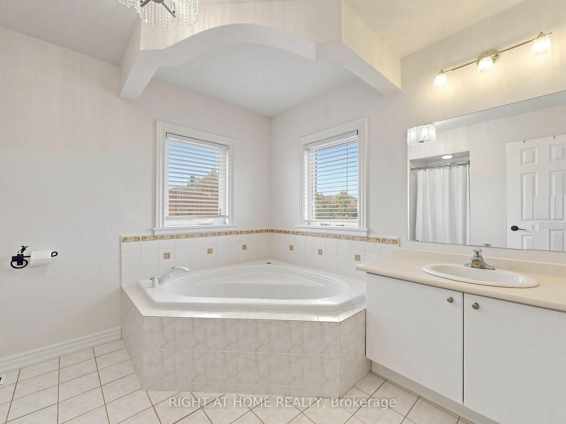 Photo 45 of 44 Robertson Close, Vaughan, Maple — HOMEH