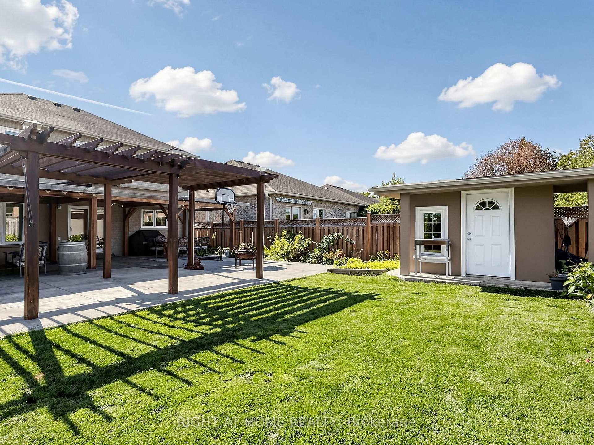 Photo 67 of 44 Robertson Close, Vaughan, Maple — HOMEH