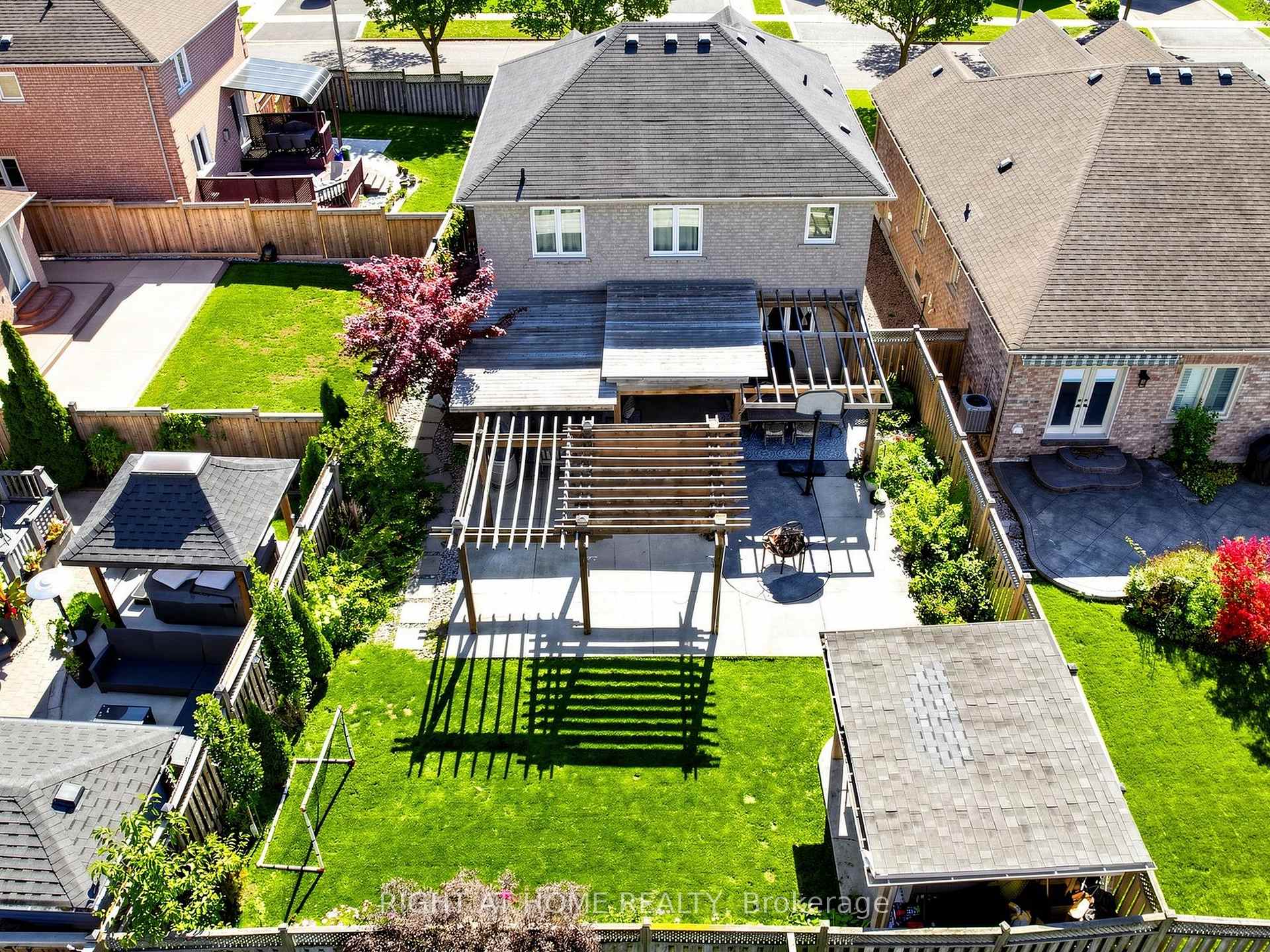Photo 69 of 44 Robertson Close, Vaughan, Maple — HOMEH