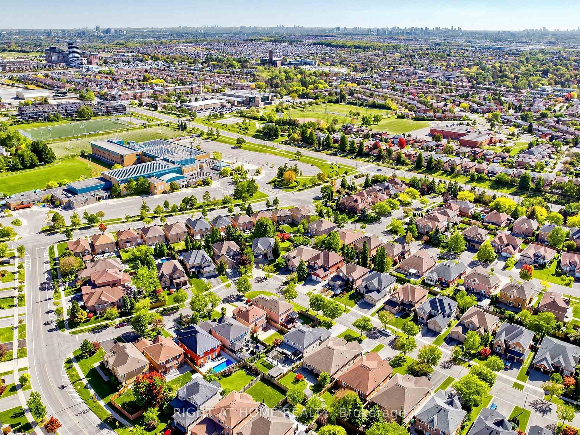 Photo 75 of 44 Robertson Close, Vaughan, Maple — HOMEH