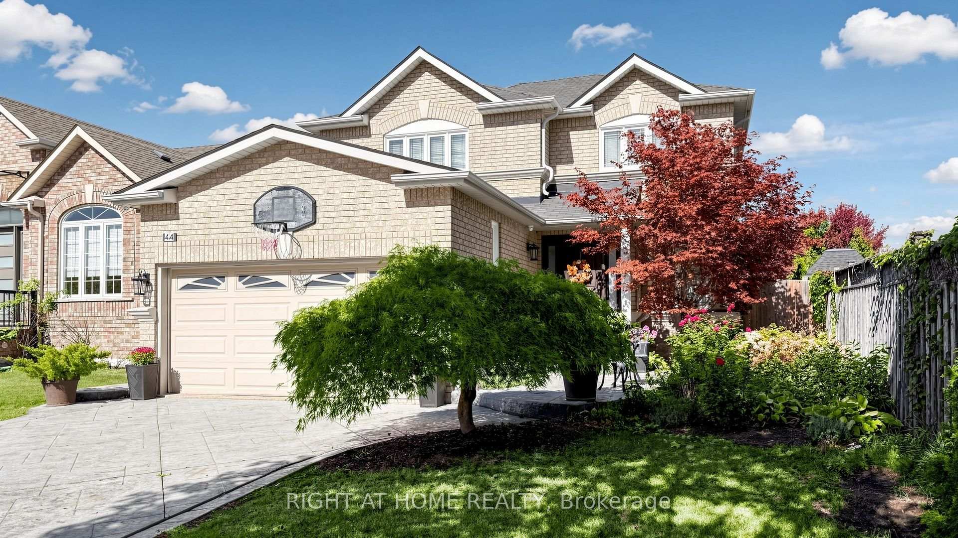 Photo 2 of 44 Robertson Close, Vaughan, Maple — HOMEH