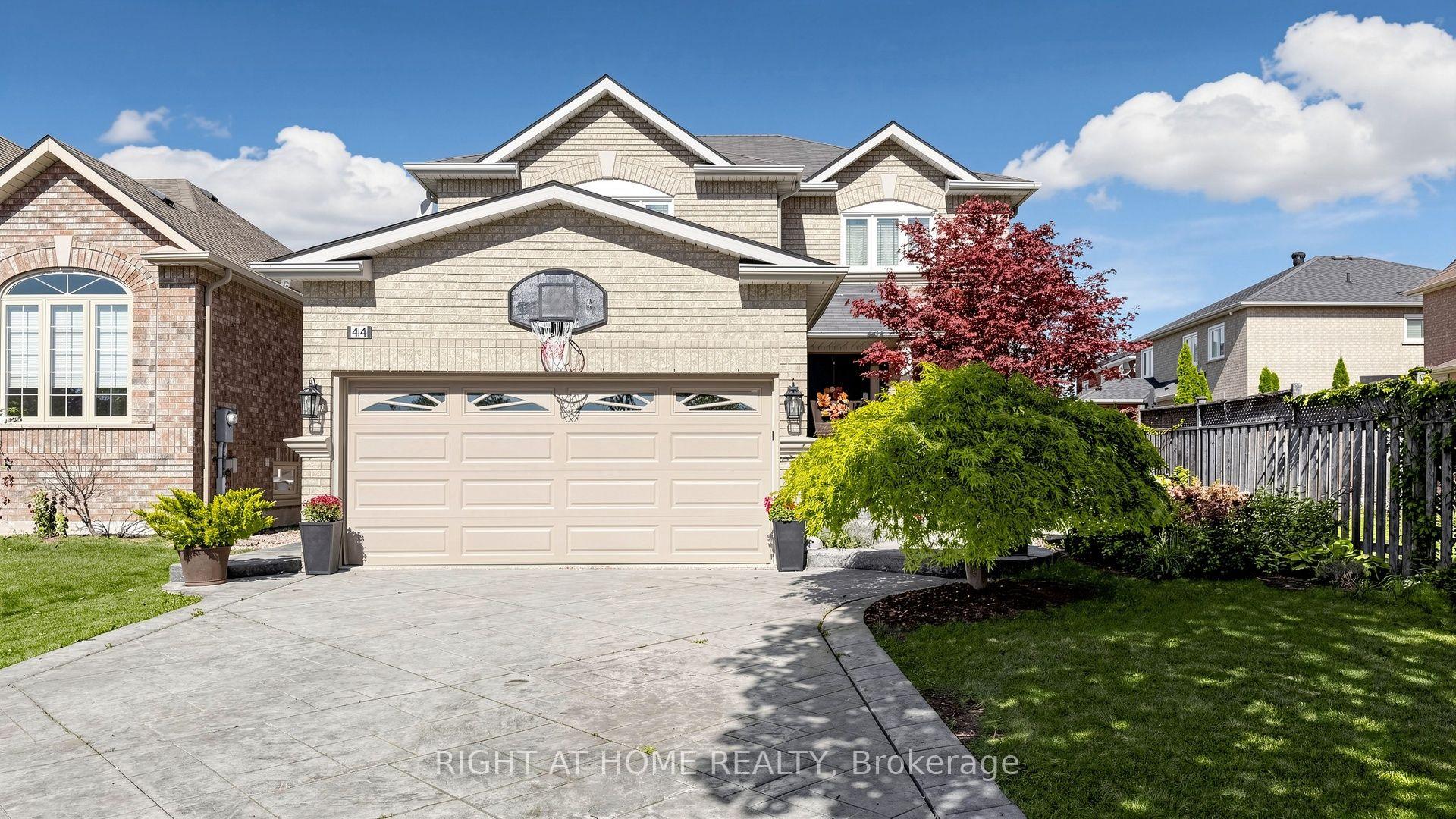 Photo 4 of 44 Robertson Close, Vaughan, Maple — HOMEH