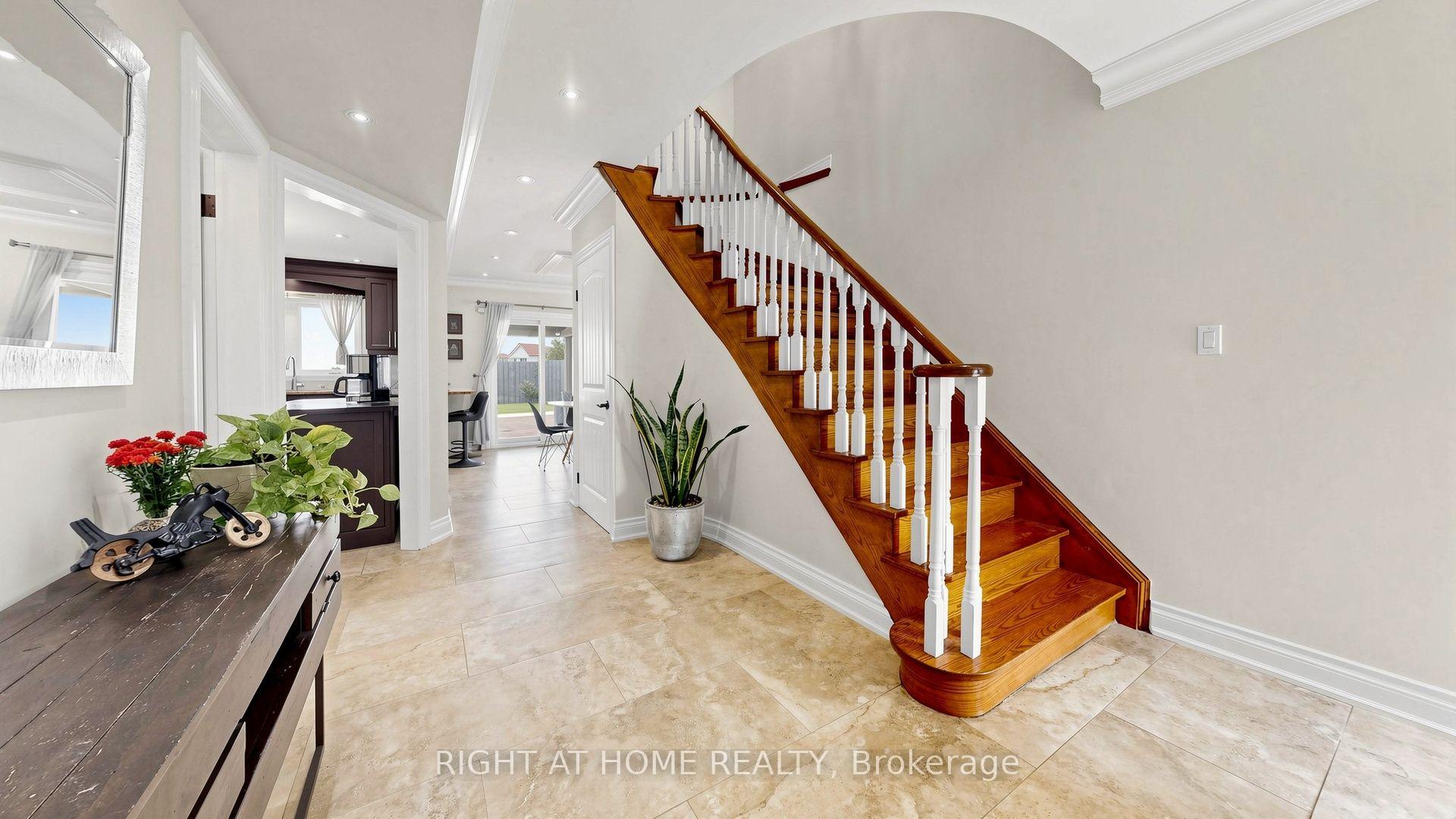 Photo 12 of 44 Robertson Close, Vaughan, Maple — HOMEH