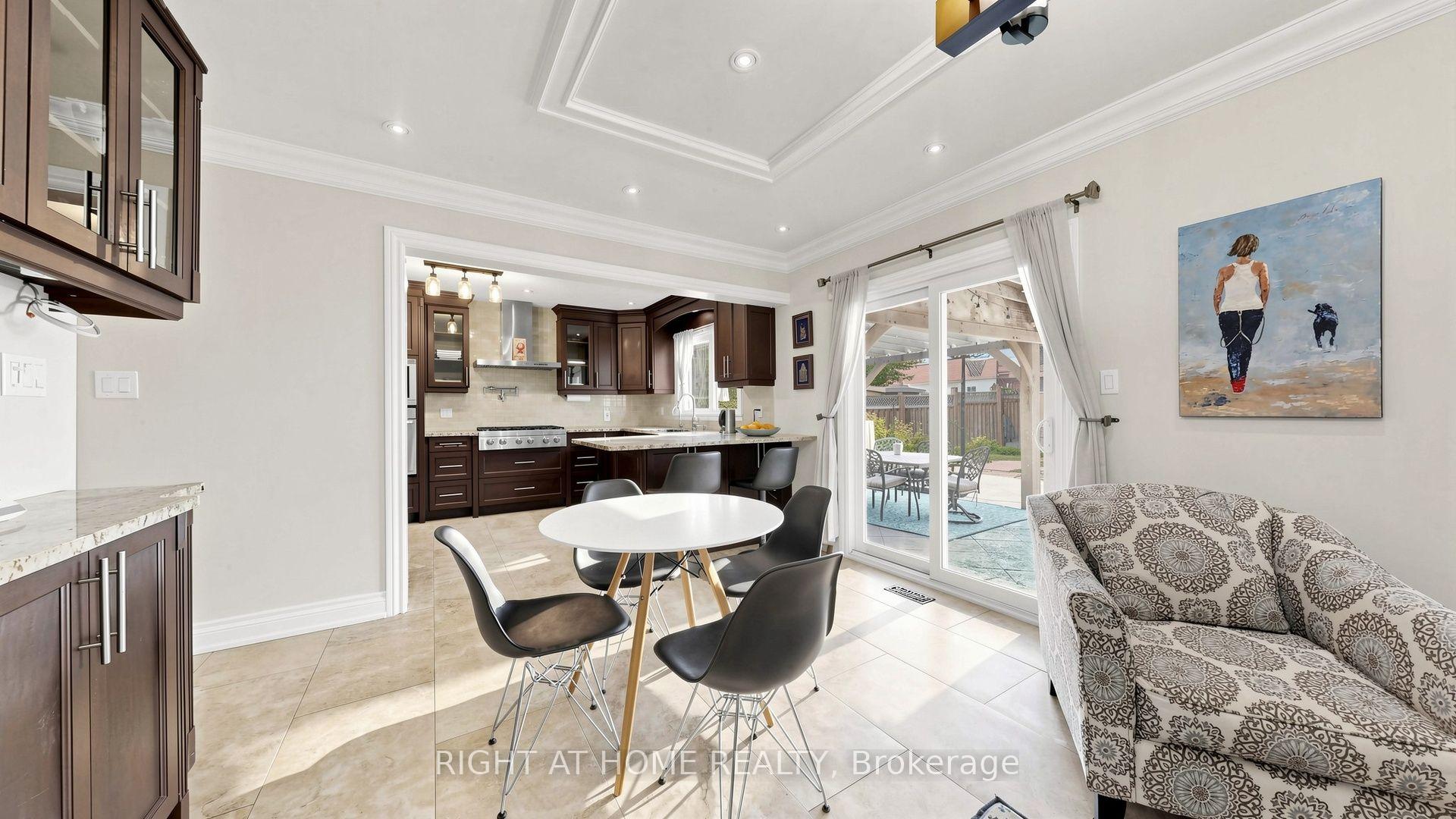 Photo 24 of 44 Robertson Close, Vaughan, Maple — HOMEH