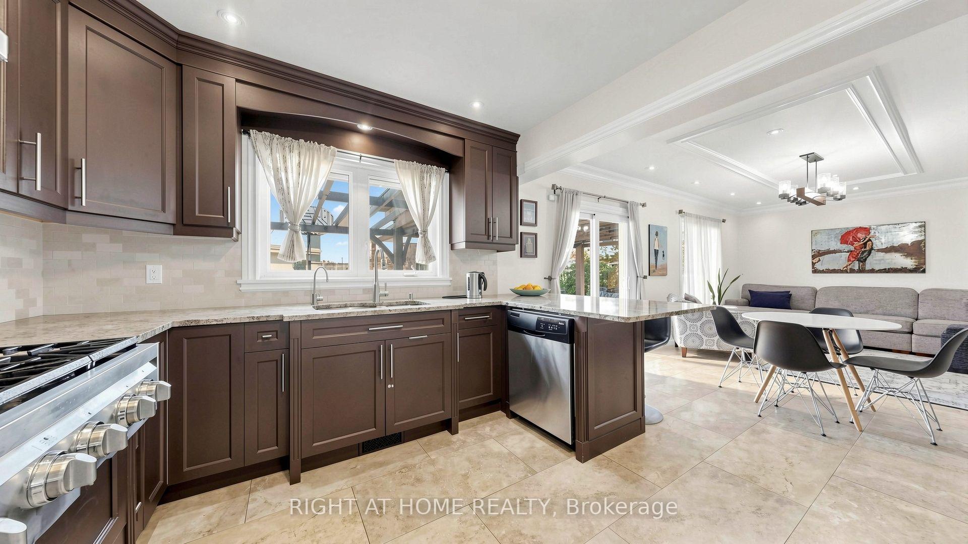 Photo 32 of 44 Robertson Close, Vaughan, Maple — HOMEH