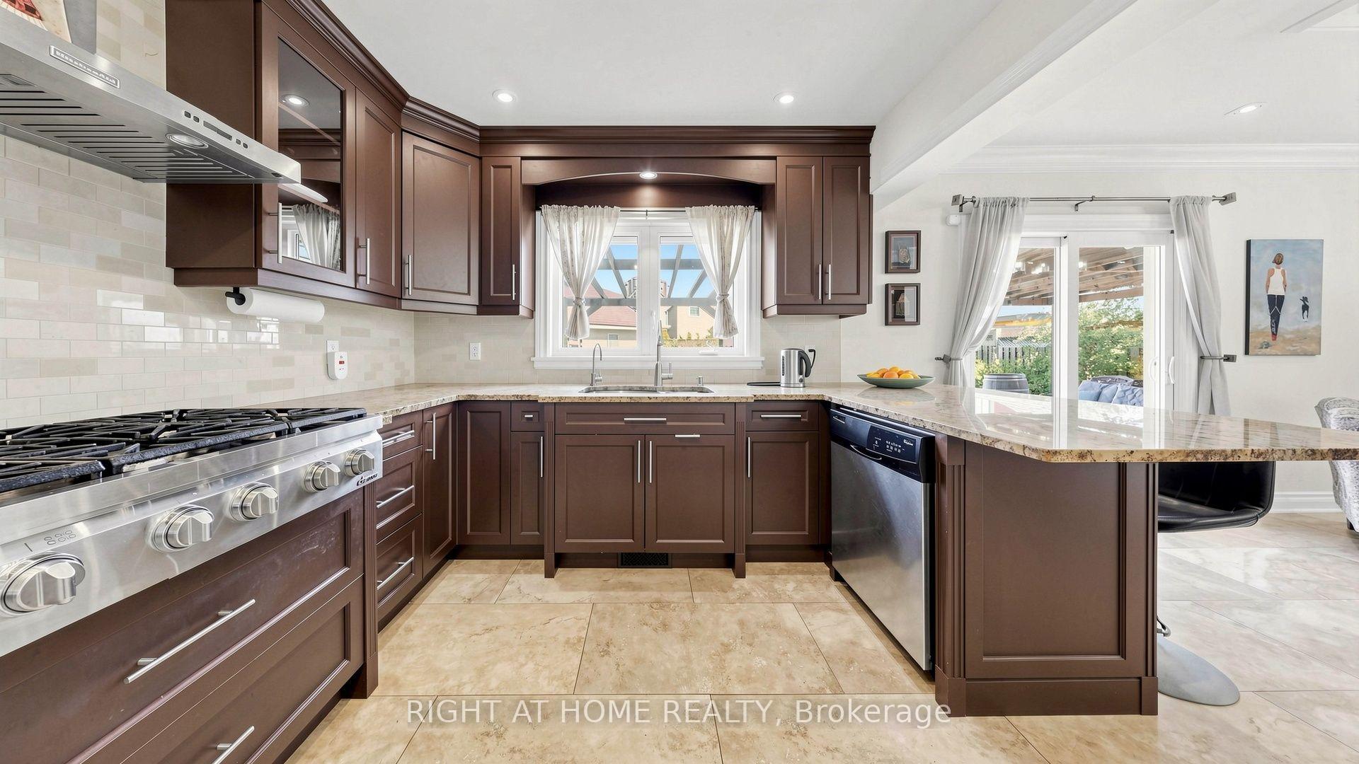 Photo 34 of 44 Robertson Close, Vaughan, Maple — HOMEH