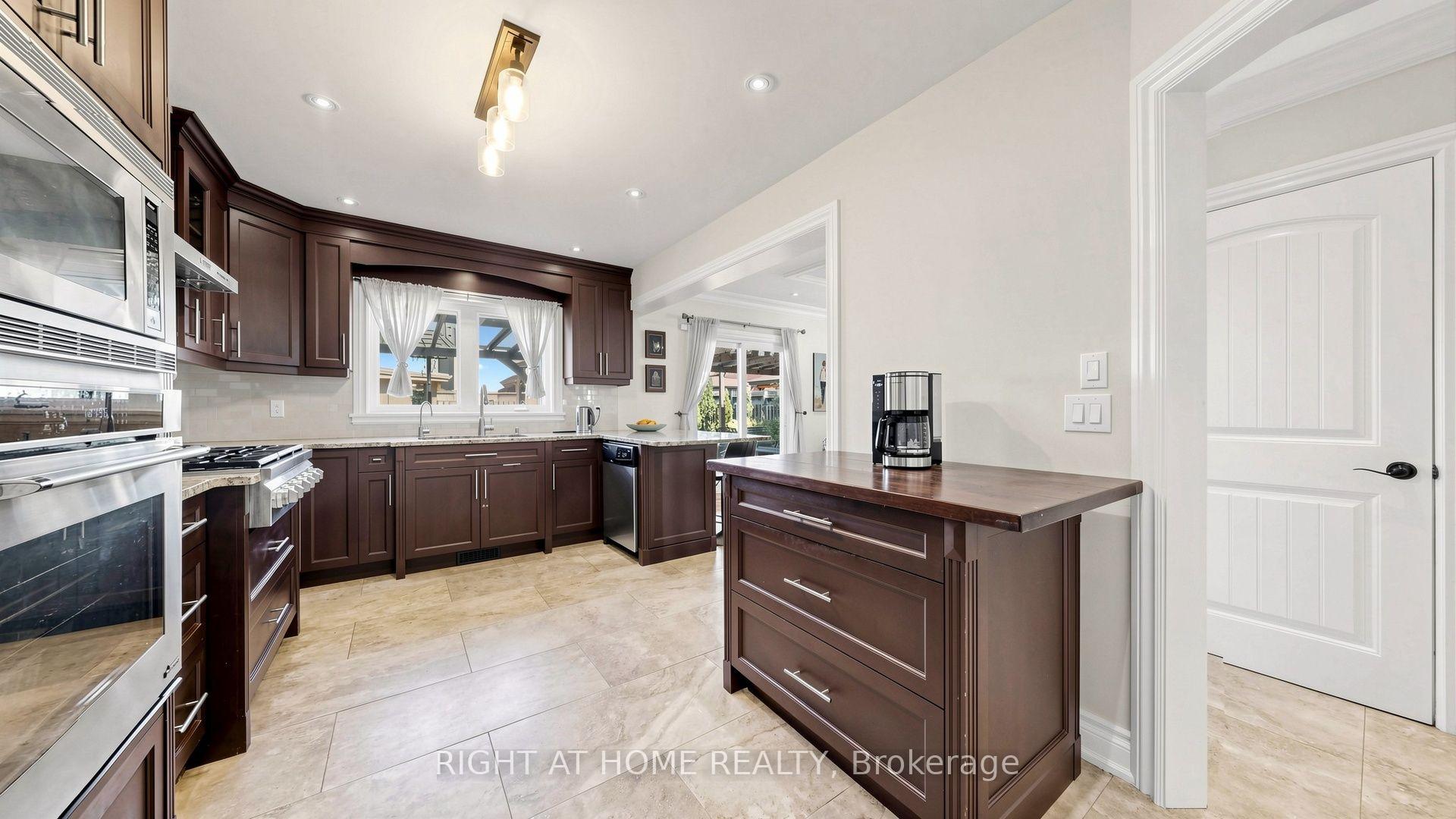 Photo 36 of 44 Robertson Close, Vaughan, Maple — HOMEH
