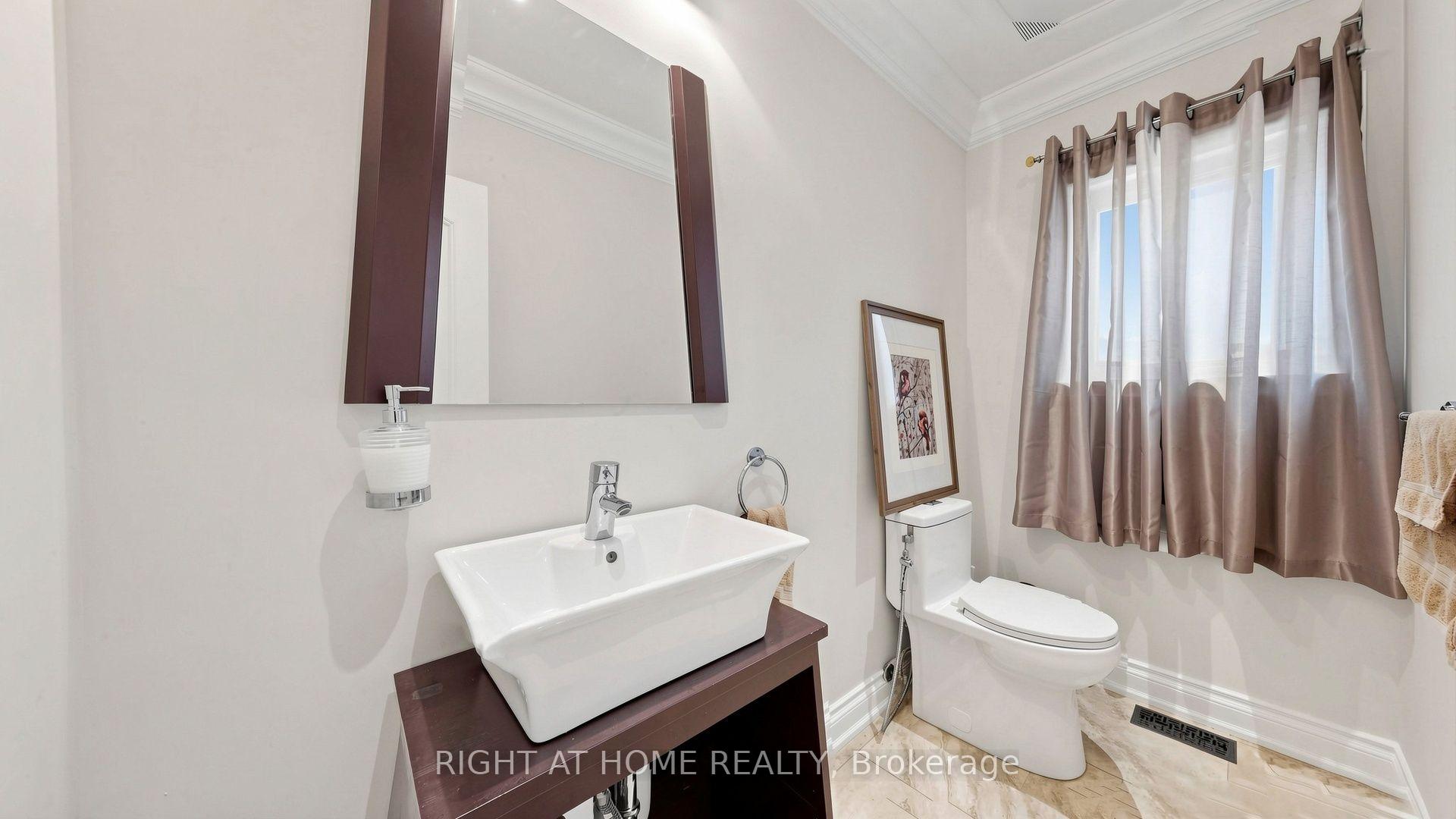 Photo 38 of 44 Robertson Close, Vaughan, Maple — HOMEH