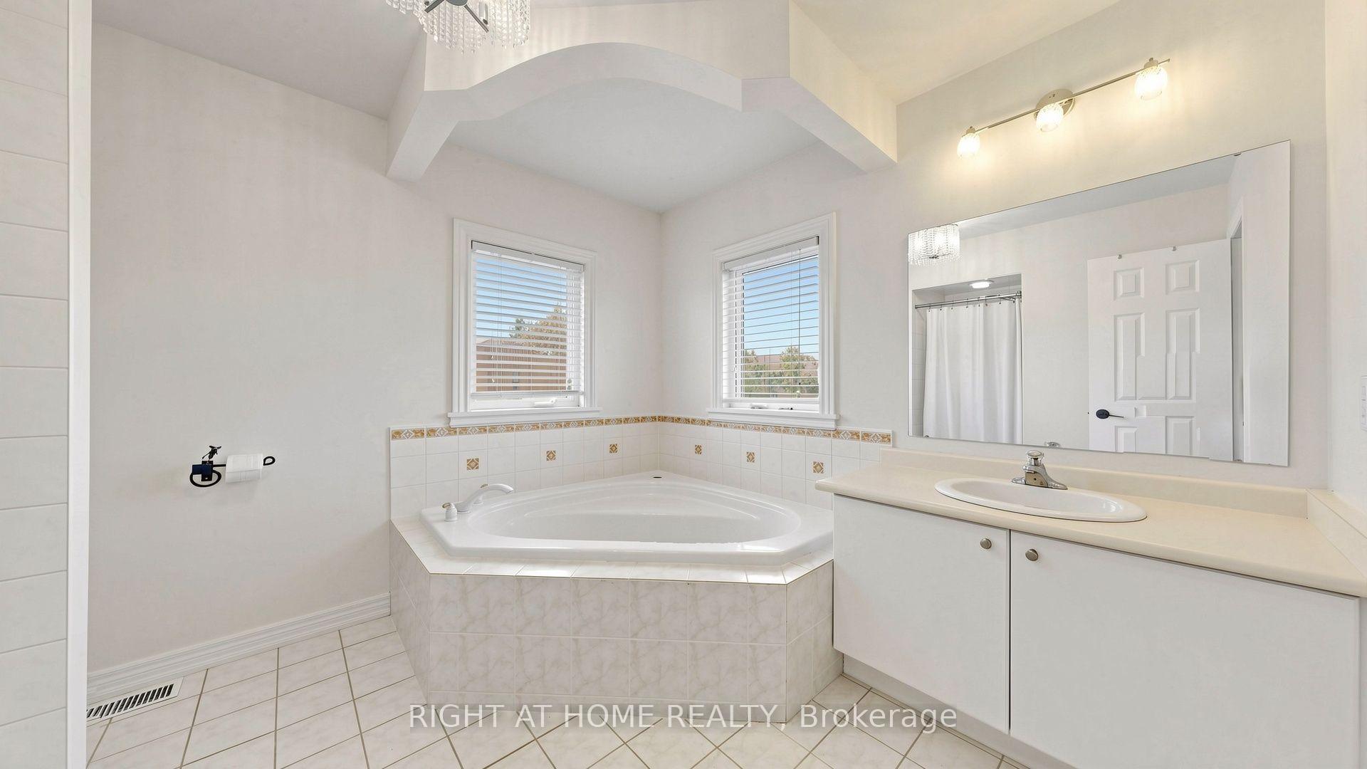 Photo 48 of 44 Robertson Close, Vaughan, Maple — HOMEH