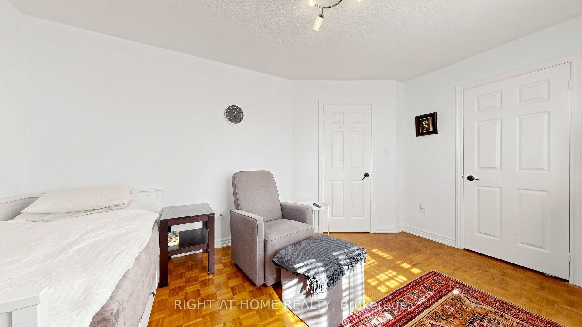 Photo 56 of 44 Robertson Close, Vaughan, Maple — HOMEH