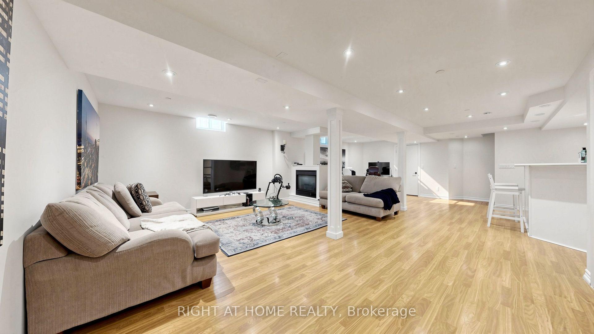 Photo 64 of 44 Robertson Close, Vaughan, Maple — HOMEH