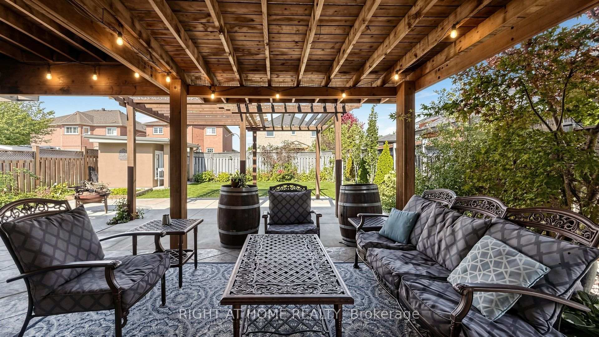 Photo 74 of 44 Robertson Close, Vaughan, Maple — HOMEH