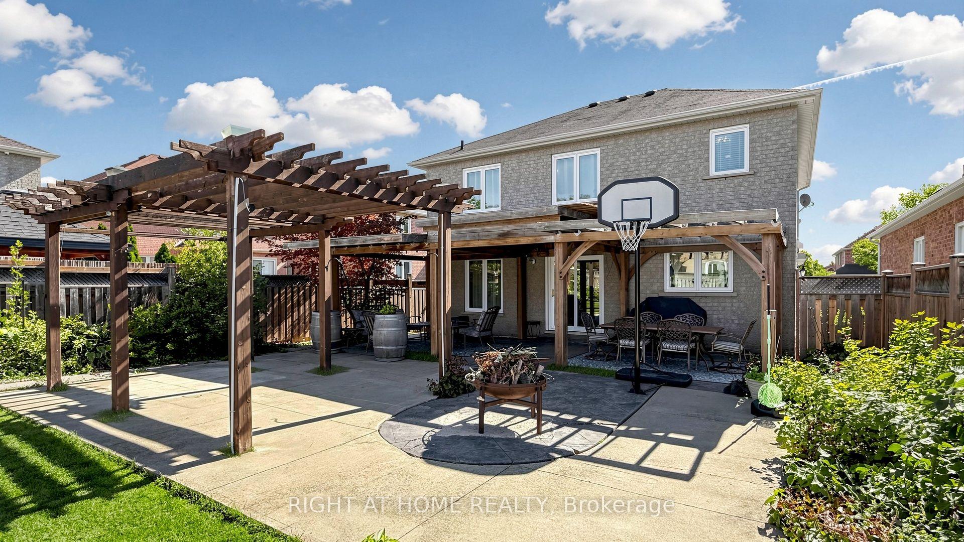 Photo 78 of 44 Robertson Close, Vaughan, Maple — HOMEH
