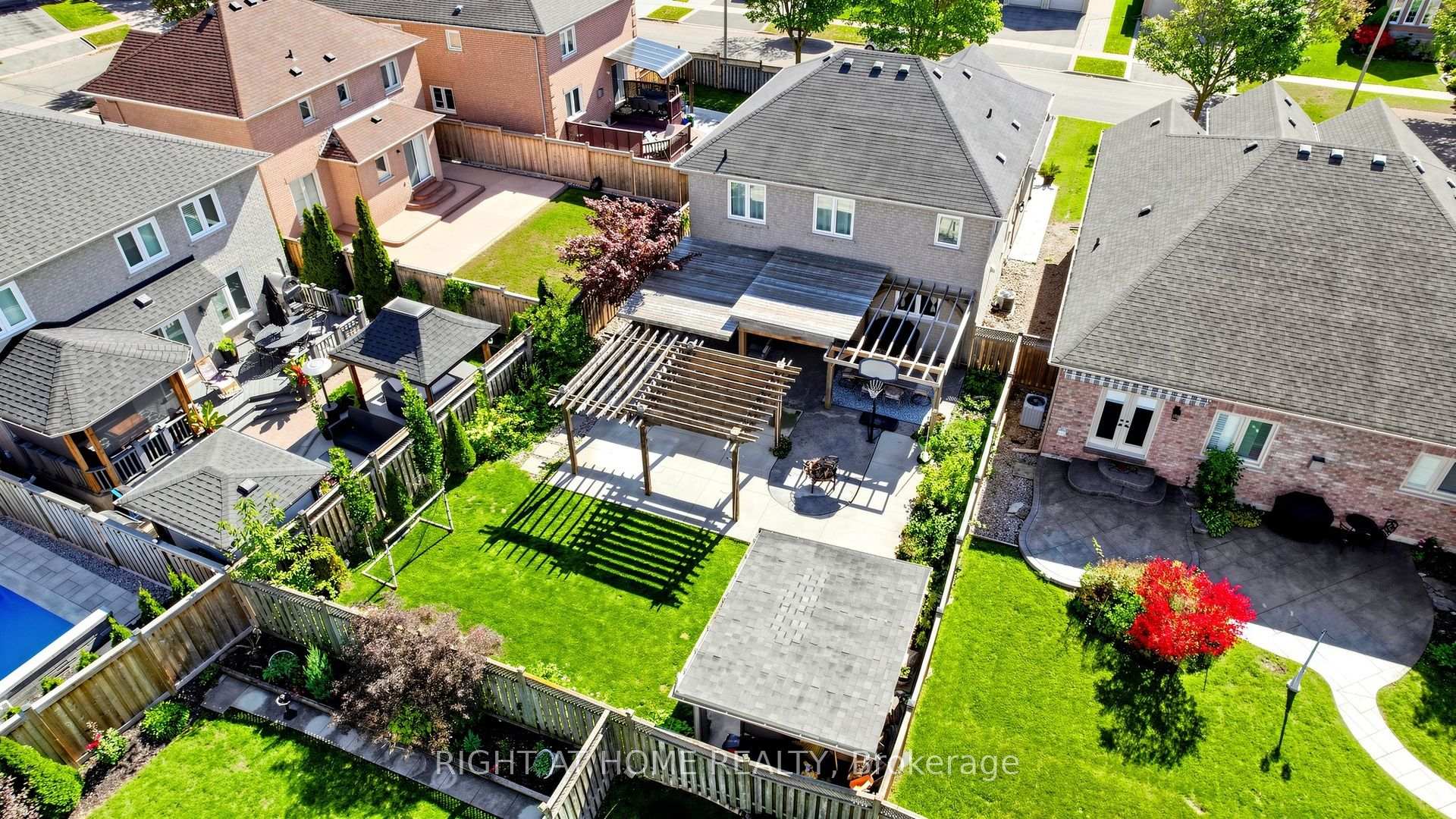 Photo 82 of 44 Robertson Close, Vaughan, Maple — HOMEH