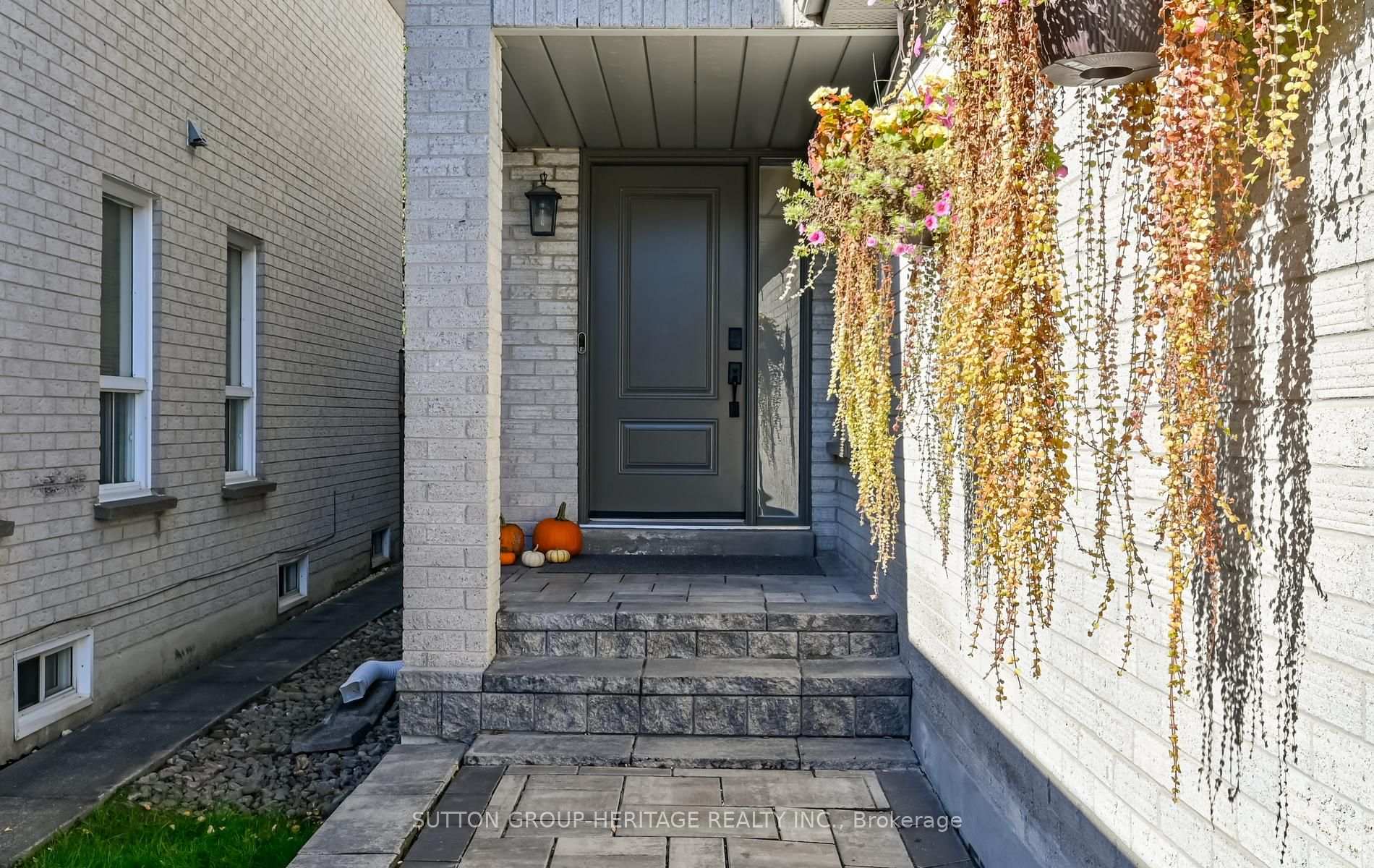 Photo 2 of 664 Eramosa Crescent, Pickering, Amberlea — HOMEH