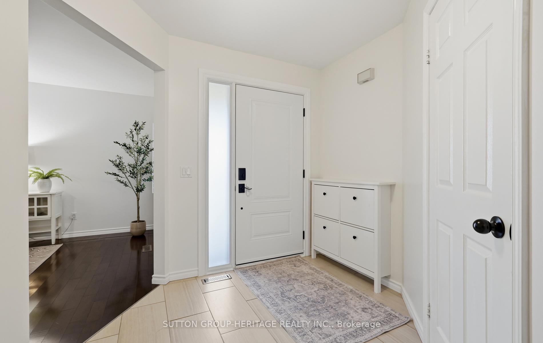 Photo 3 of 664 Eramosa Crescent, Pickering, Amberlea — HOMEH