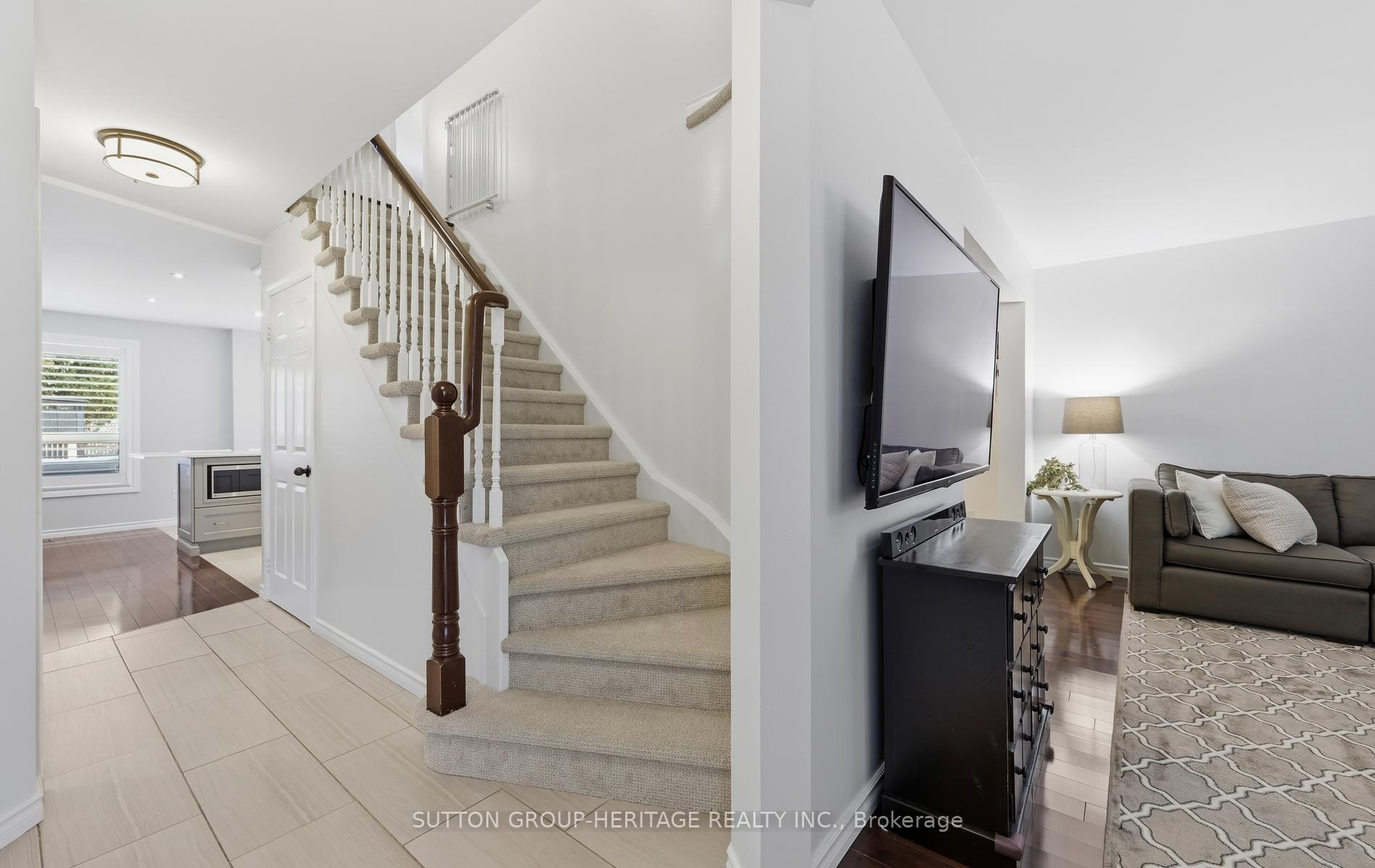 Photo 4 of 664 Eramosa Crescent, Pickering, Amberlea — HOMEH