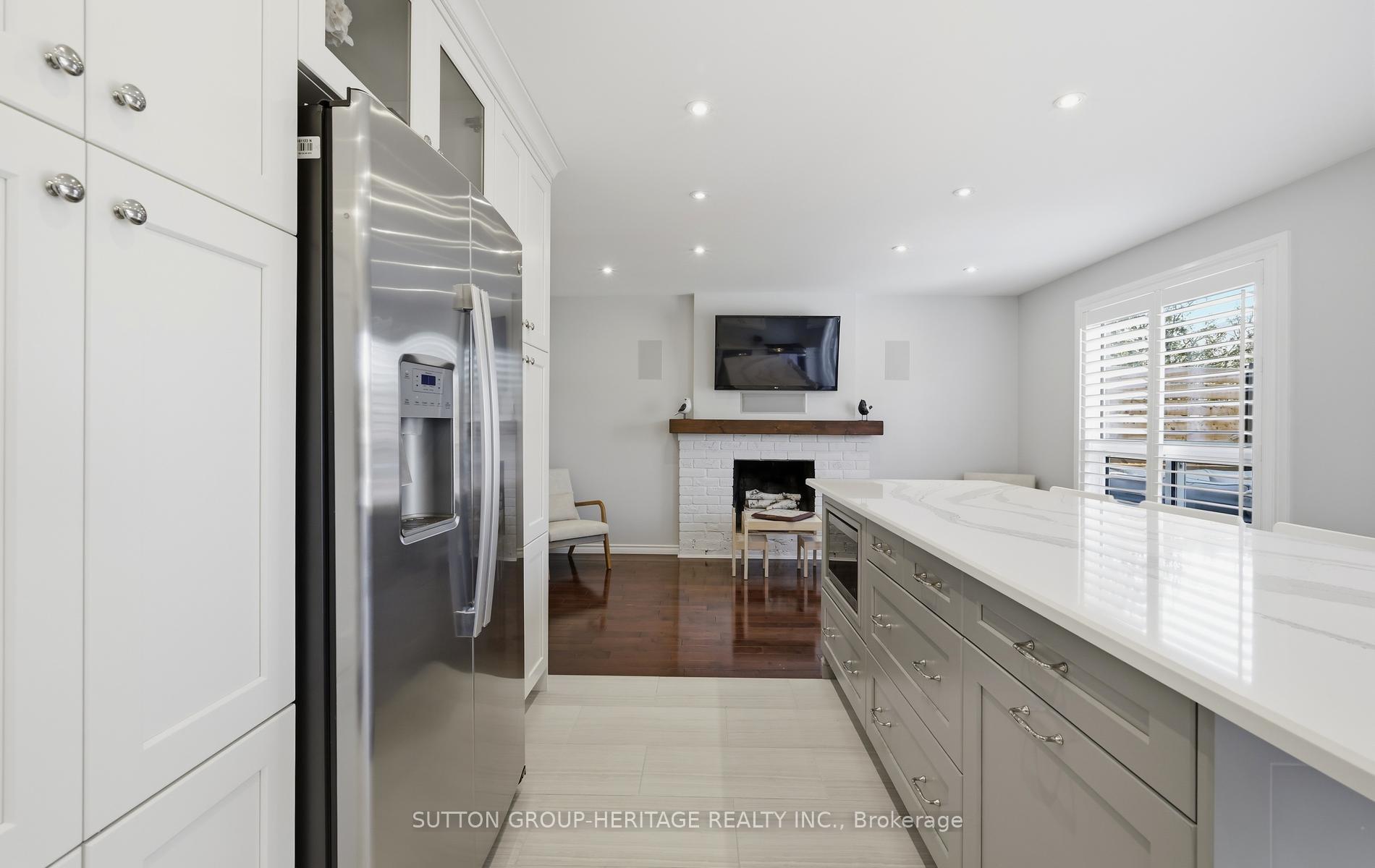 Photo 5 of 664 Eramosa Crescent, Pickering, Amberlea — HOMEH