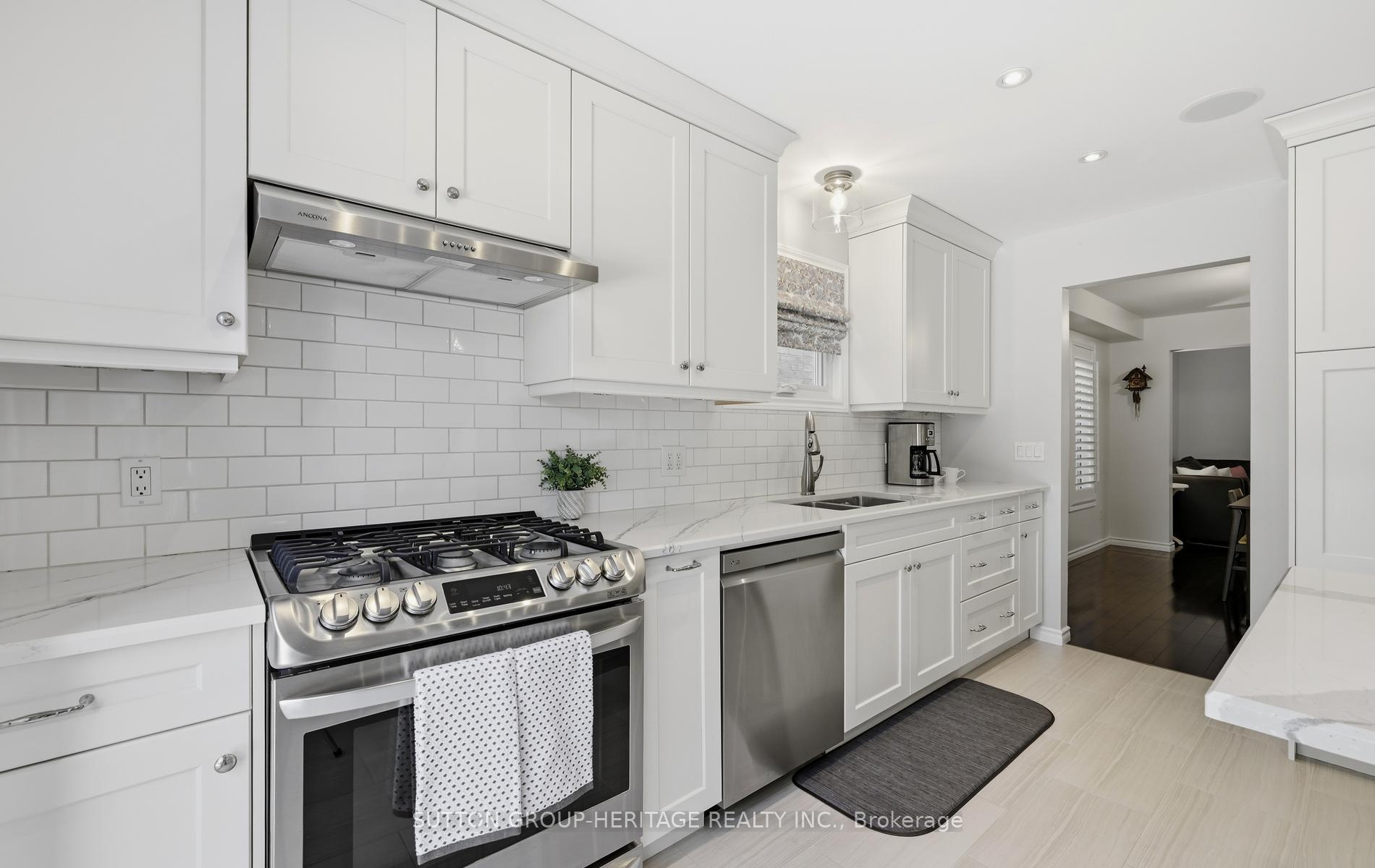 Photo 10 of 664 Eramosa Crescent, Pickering, Amberlea — HOMEH