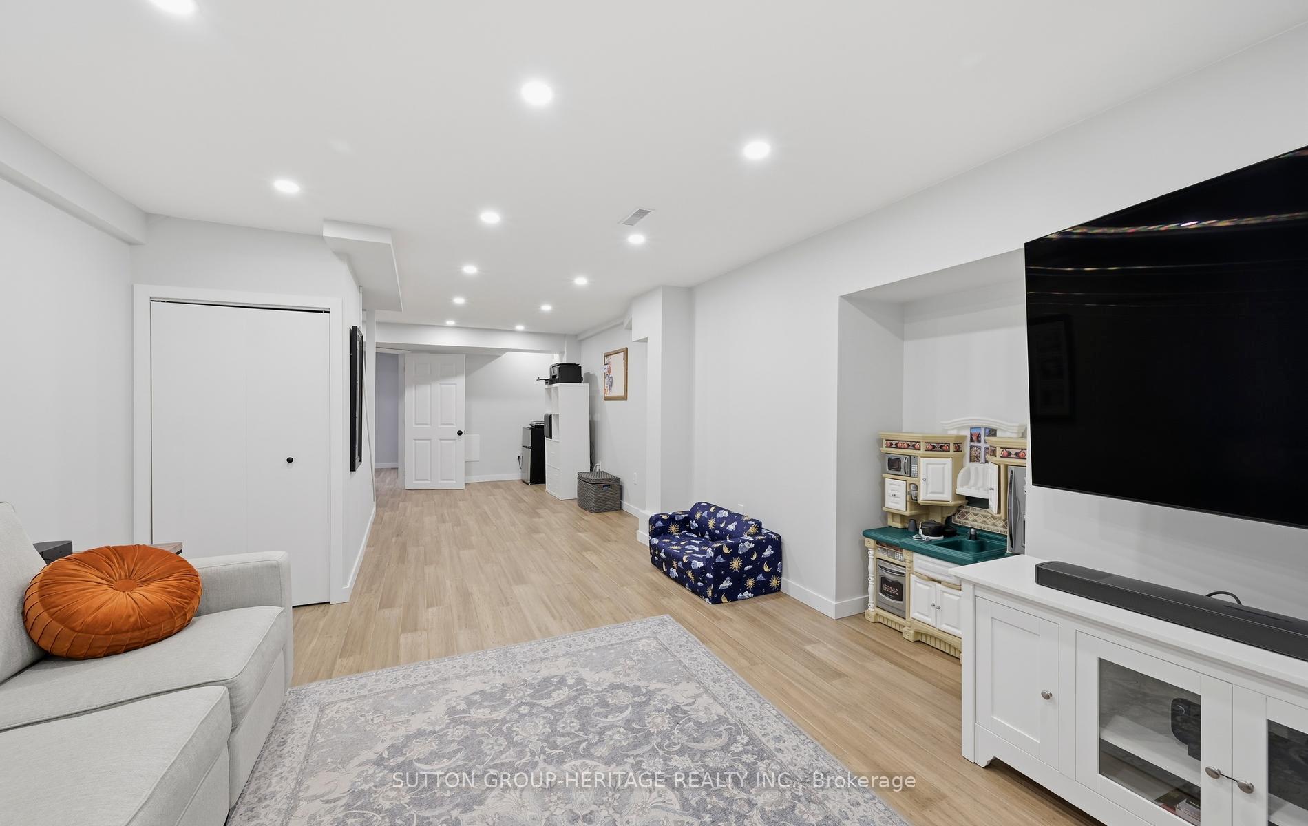 Photo 31 of 664 Eramosa Crescent, Pickering, Amberlea — HOMEH