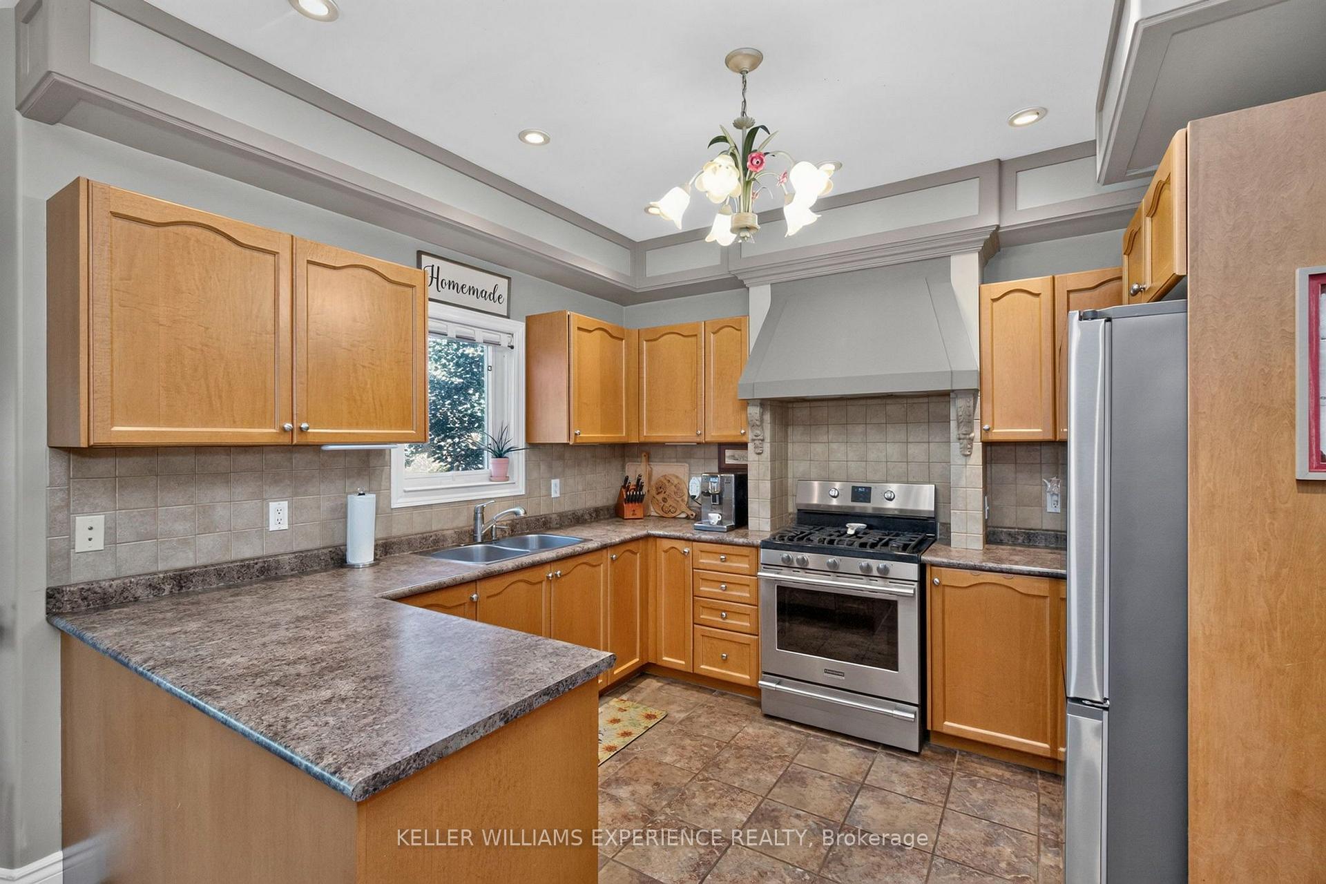 Photo 10 of 56 Silver Trail, Barrie, Ardagh — HOMEH
