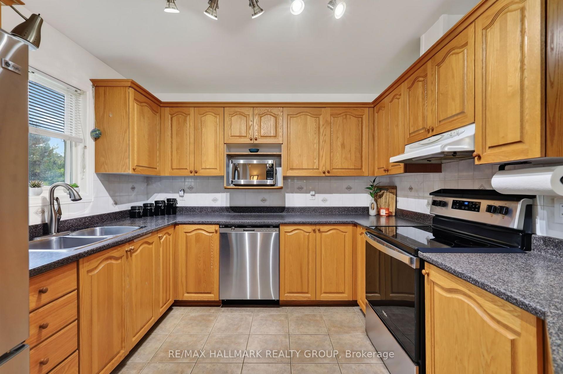 Photo 9 of 23 North Harrow Drive, Ottawa, Barrhaven - Longfields — HOMEH