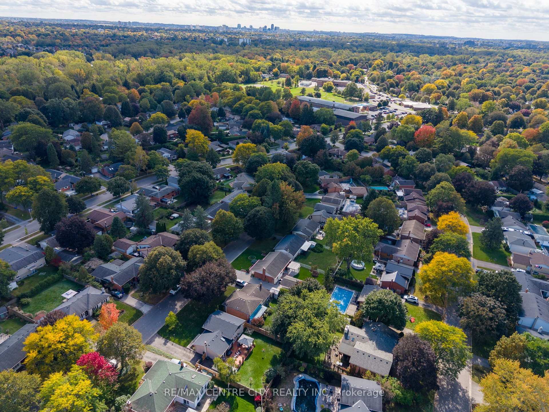 Photo 4 of 96 Tweed Crescent, London, North H — HOMEH