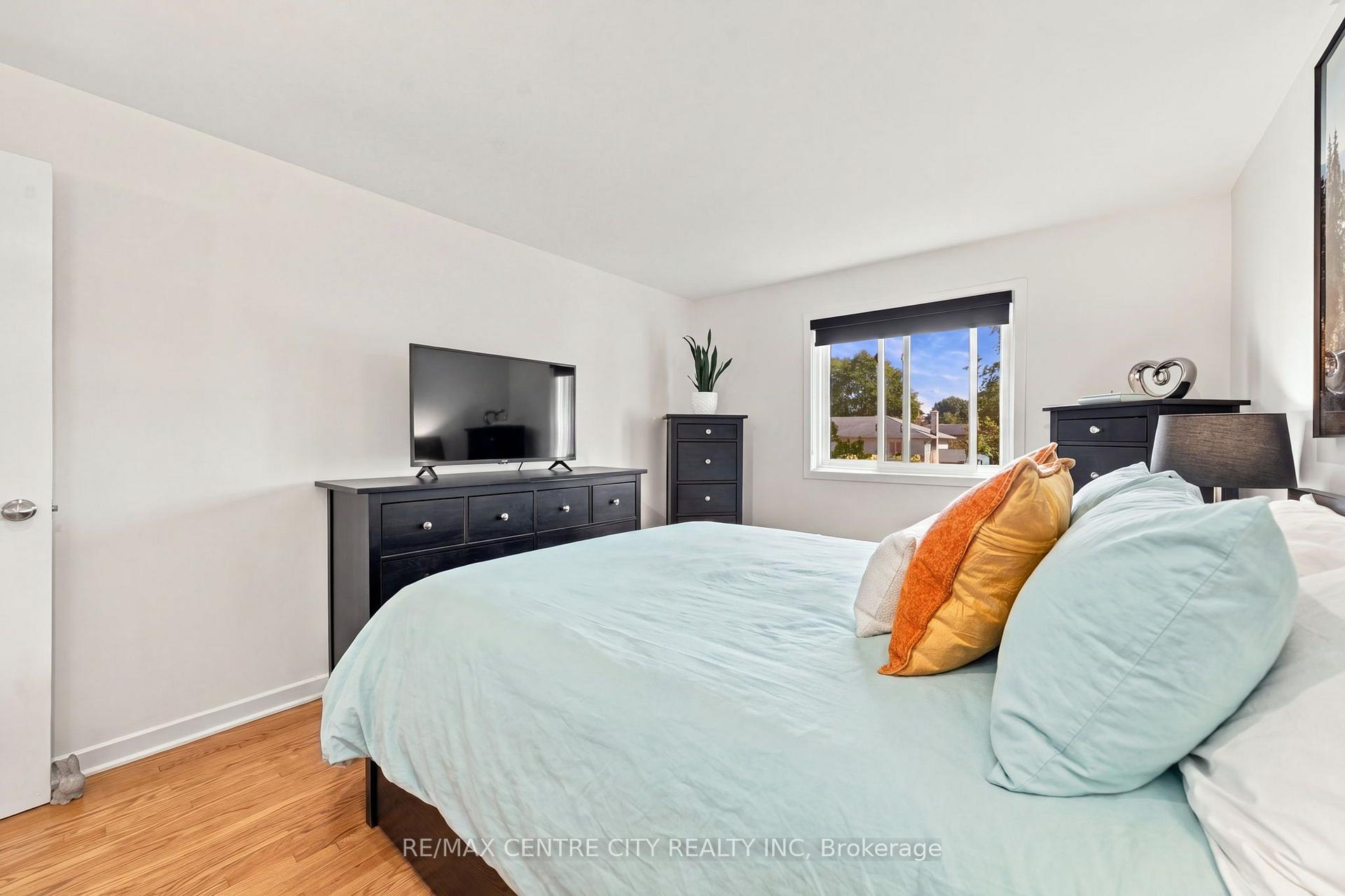 Photo 18 of 96 Tweed Crescent, London, North H — HOMEH