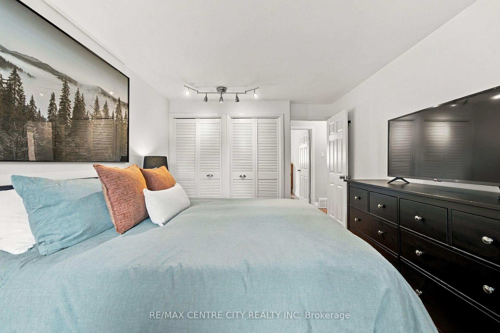 Photo 19 of 96 Tweed Crescent, London, North H — HOMEH