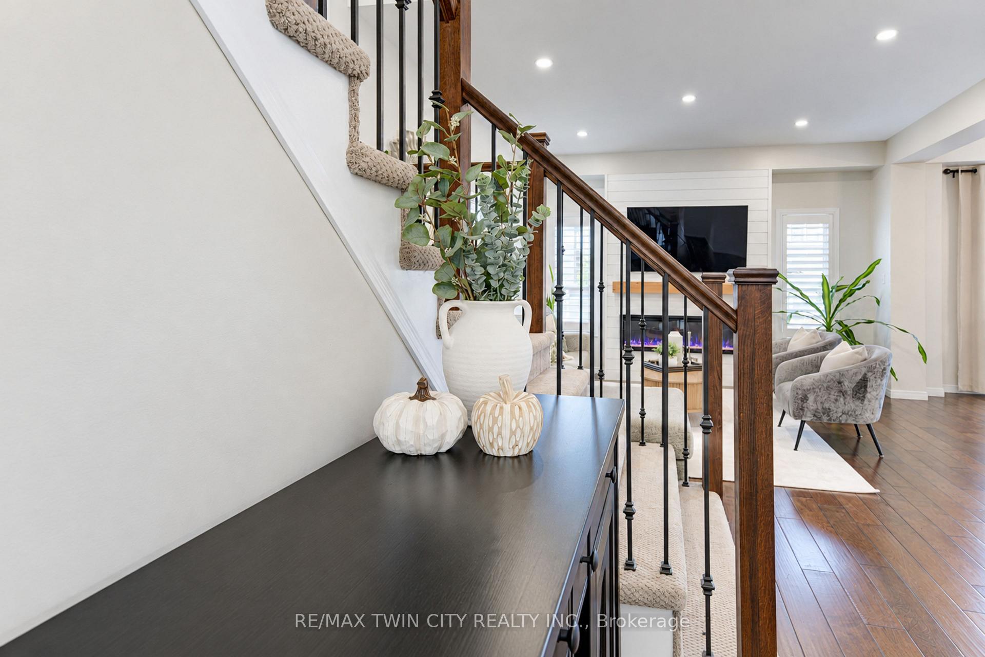 Photo 6 of 541 Brittania Crescent, Kitchener, Huron Park — HOMEH