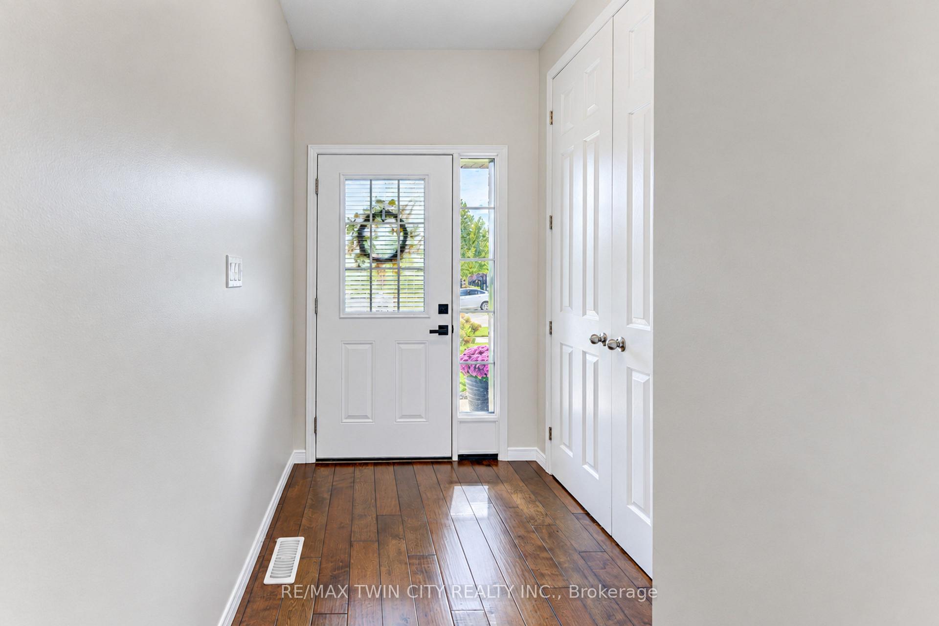 Photo 7 of 541 Brittania Crescent, Kitchener, Huron Park — HOMEH