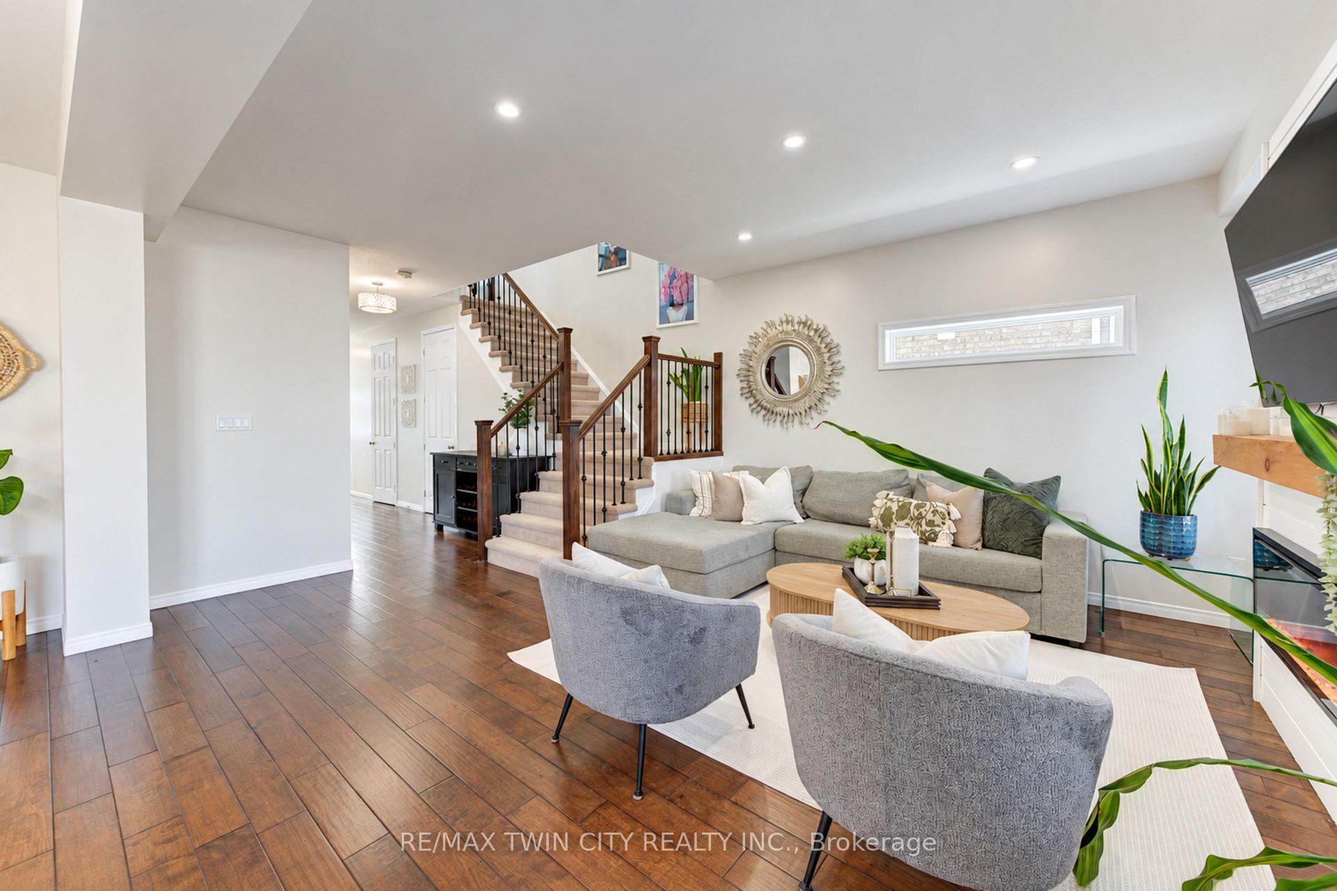 Photo 16 of 541 Brittania Crescent, Kitchener, Huron Park — HOMEH