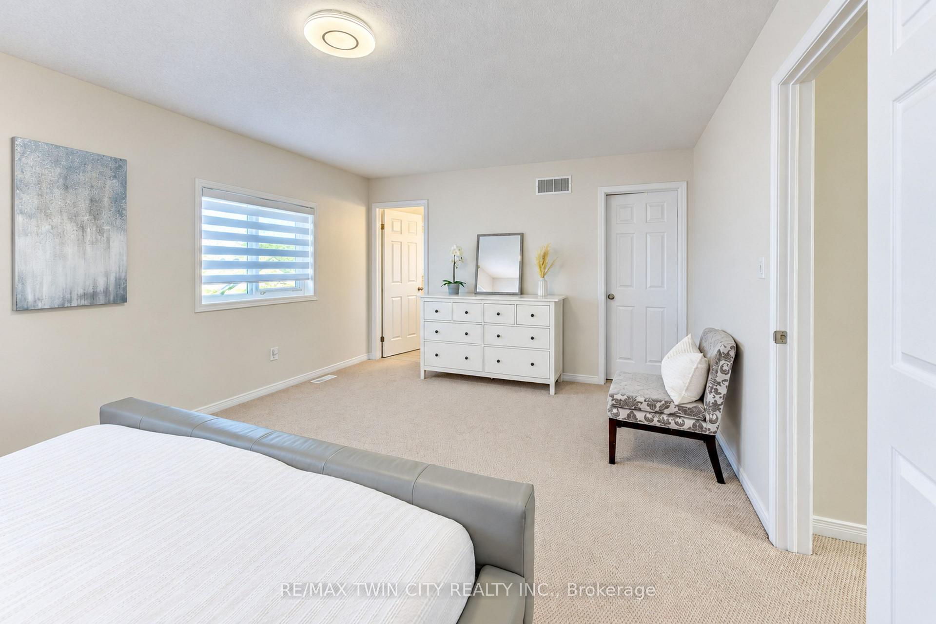 Photo 36 of 541 Brittania Crescent, Kitchener, Huron Park — HOMEH