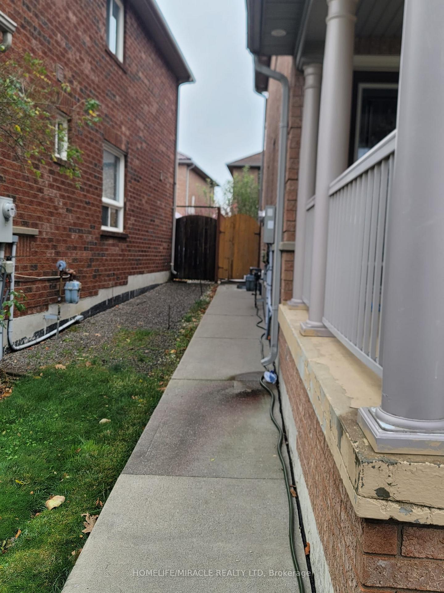 Photo 2 of 25 Browley Drive, Brampton, Fletcher's Meadow — HOMEH