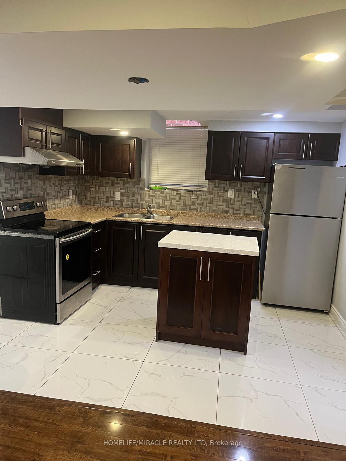 Photo 3 of 25 Browley Drive, Brampton, Fletcher's Meadow — HOMEH