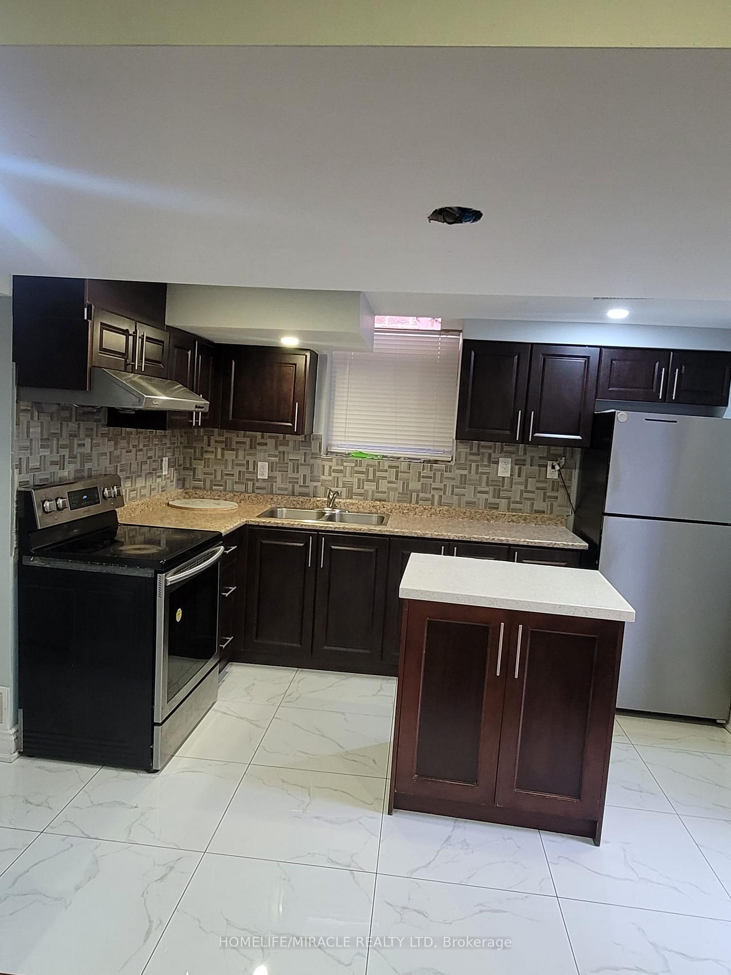 Photo 4 of 25 Browley Drive, Brampton, Fletcher's Meadow — HOMEH