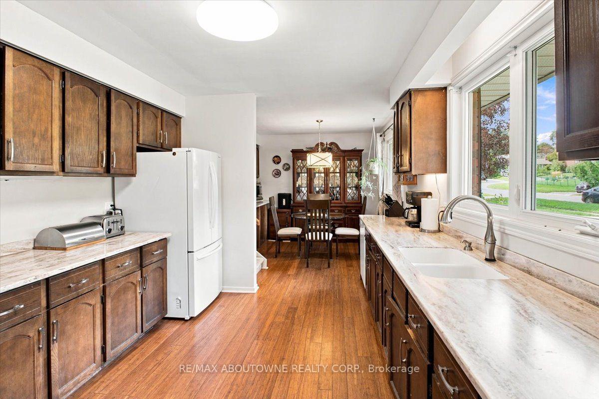 Photo 3 of 943 Mayfair Crescent, Kingston, South of Taylor-Kidd Blvd — HOMEH