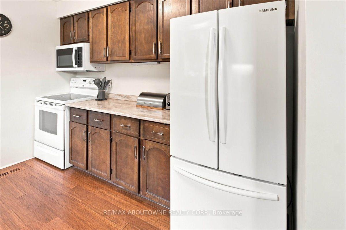 Photo 4 of 943 Mayfair Crescent, Kingston, South of Taylor-Kidd Blvd — HOMEH