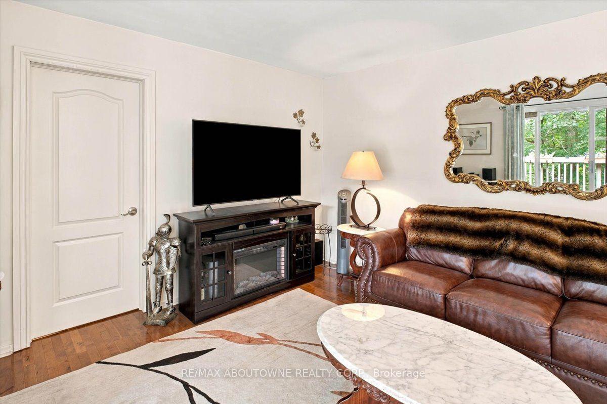 Photo 11 of 943 Mayfair Crescent, Kingston, South of Taylor-Kidd Blvd — HOMEH