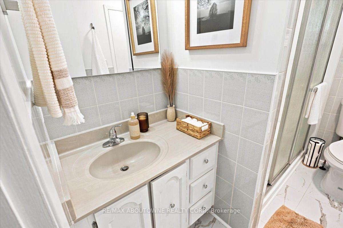 Photo 17 of 943 Mayfair Crescent, Kingston, South of Taylor-Kidd Blvd — HOMEH