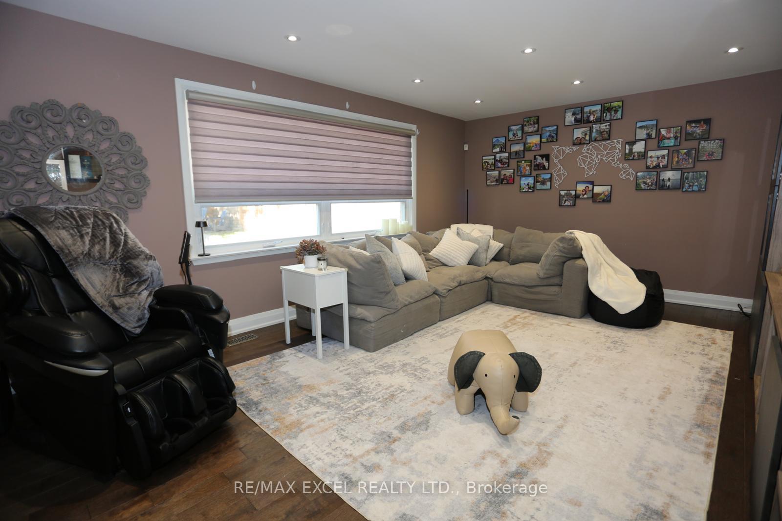 Photo 2 of 16 Aldenham Crescent, North York, Parkwoods-Donalda — HOMEH