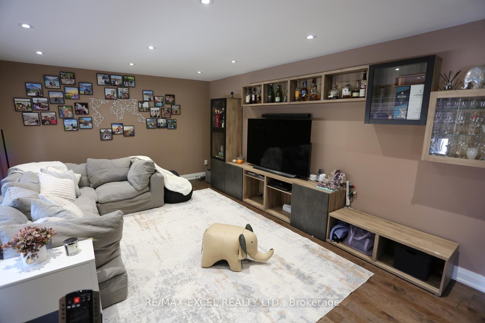 Photo 3 of 16 Aldenham Crescent, North York, Parkwoods-Donalda — HOMEH
