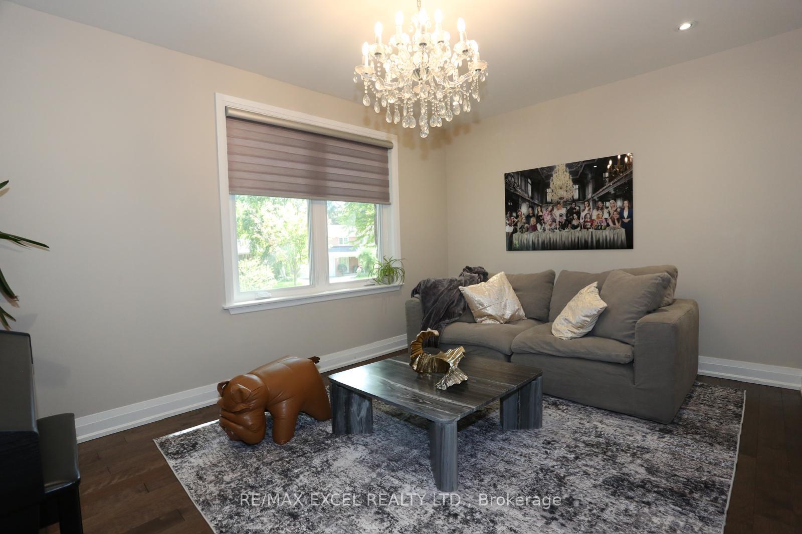 Photo 4 of 16 Aldenham Crescent, North York, Parkwoods-Donalda — HOMEH