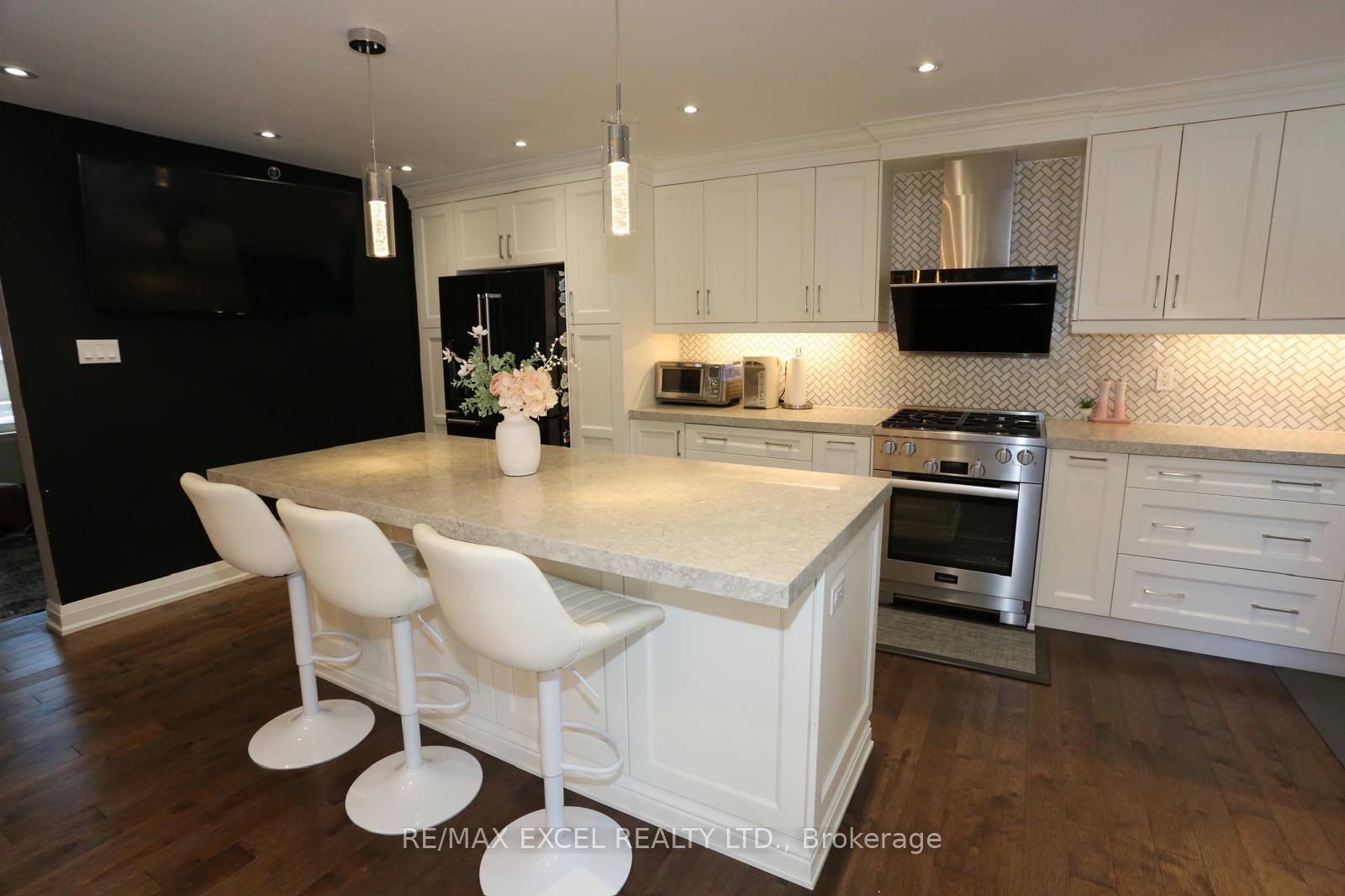 Photo 7 of 16 Aldenham Crescent, North York, Parkwoods-Donalda — HOMEH