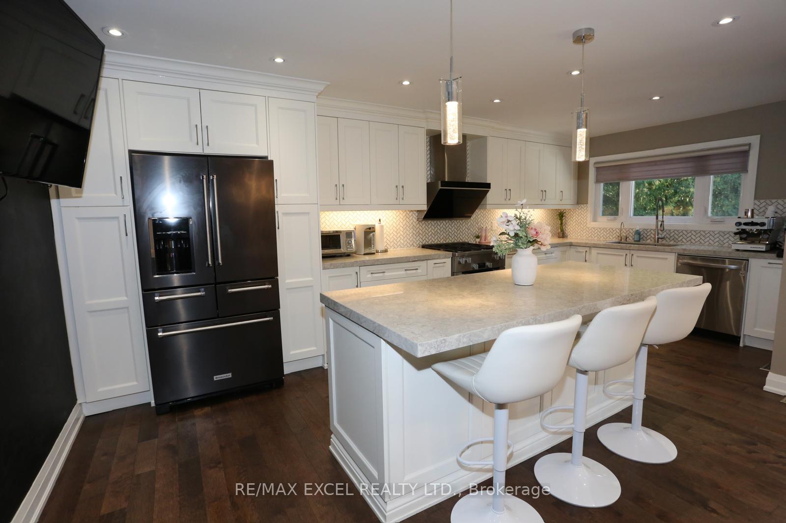 Photo 8 of 16 Aldenham Crescent, North York, Parkwoods-Donalda — HOMEH